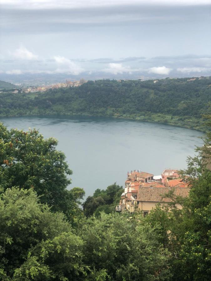 Isola Sul Lago Nemi Luaran gambar