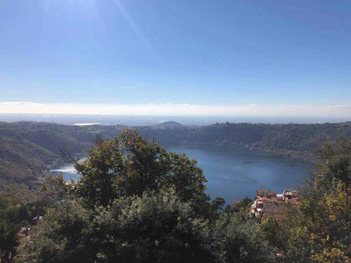 Isola Sul Lago Nemi Luaran gambar